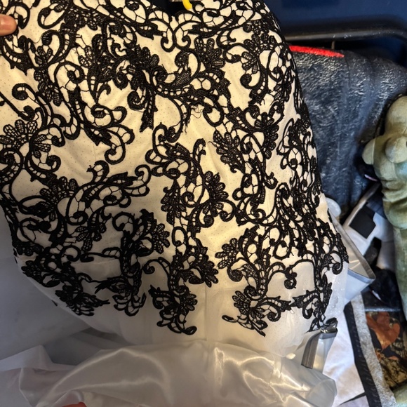 White and black wedding dress - Picture 7 of 7